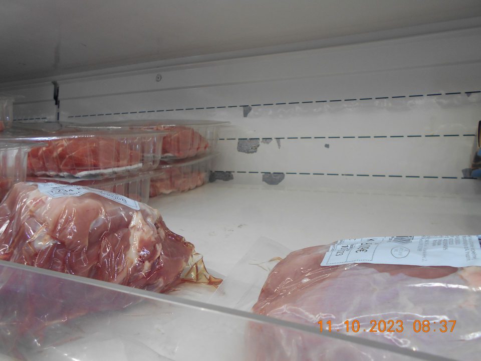 poškodený olupujúci sa náter v chladiarenskej vitríne s uchovávaným čerstvým mäsom - poškodený náter na mriežke a skrodovaný povrch pod mriežkou v chladiarenskej vitríne s uchovávanou čerstvou zeleninou a ovocím