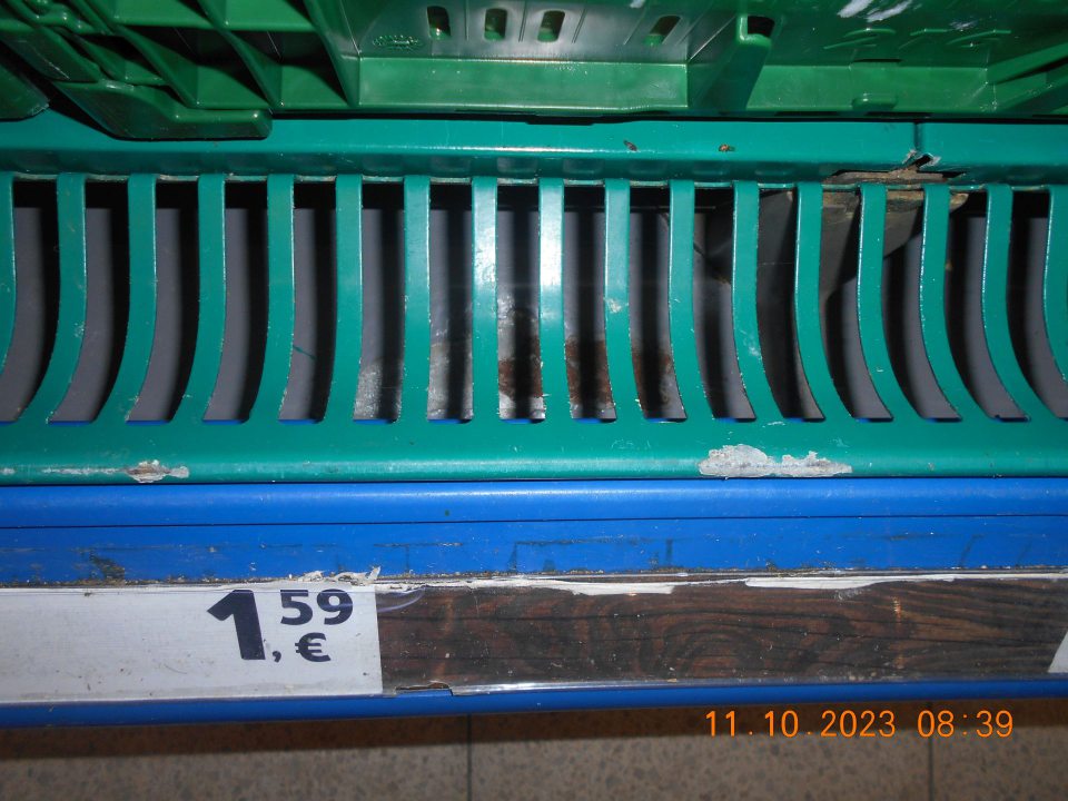  poškodený olupujúci sa náter v chladiarenskej vitríne s uchovávaným čerstvým mäsom - poškodený náter na mriežke a skordovaný povrch pod mriežkou v chladiarenskej vitríne s uchovávanou čerstvou zeleninou a ovocím