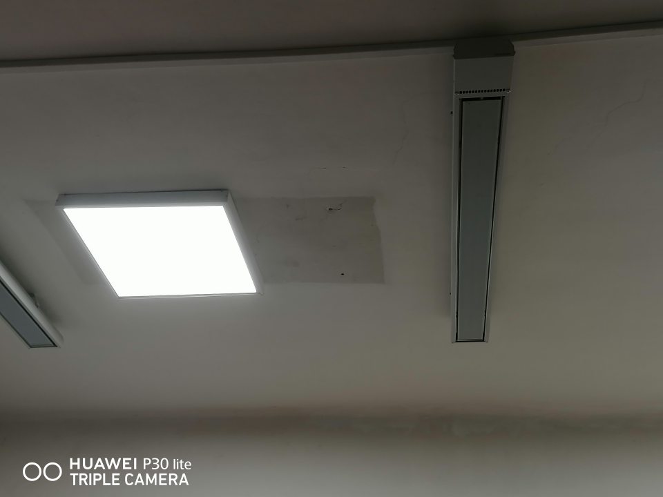 Poškodený strop - diery po inštalácii infražiaričov.