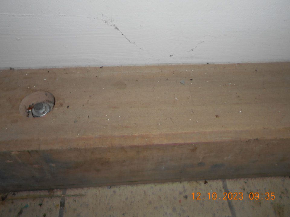  výskyt myšacieho trusu vo fľaškovni;