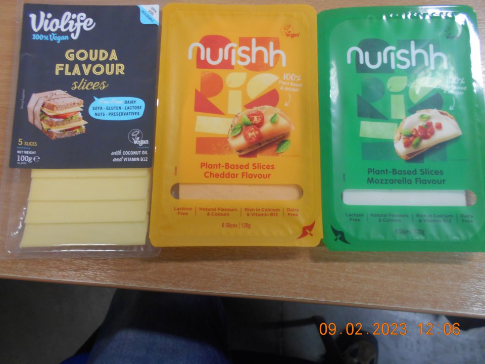 Informácie uvádzané na obale výrobkov uvádzajú spotrebiteľa do omylu z hľadiska charakteru (na prednej strane uvedené Cheddar, Mozzarella, GOUDA - pričom v zložení zložka "syr" chýba 