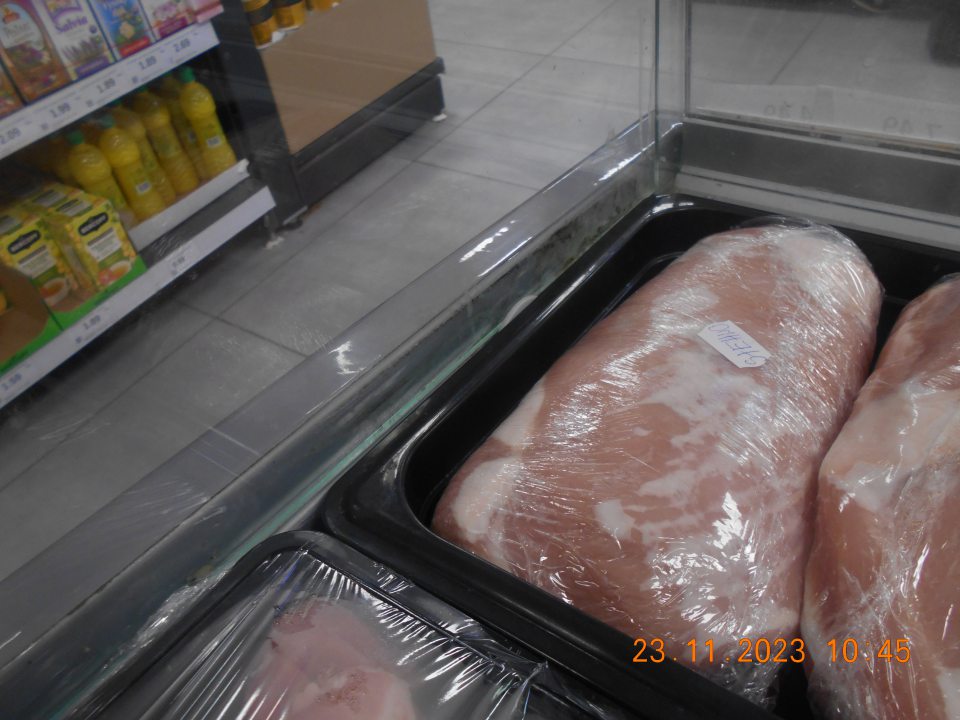 znečistená vitrína s uchovávanými mäsovými výrobkami v ťažko prístupných miestach, a to medzi bočnou sklenenou stenou a kovovou konštrukciou