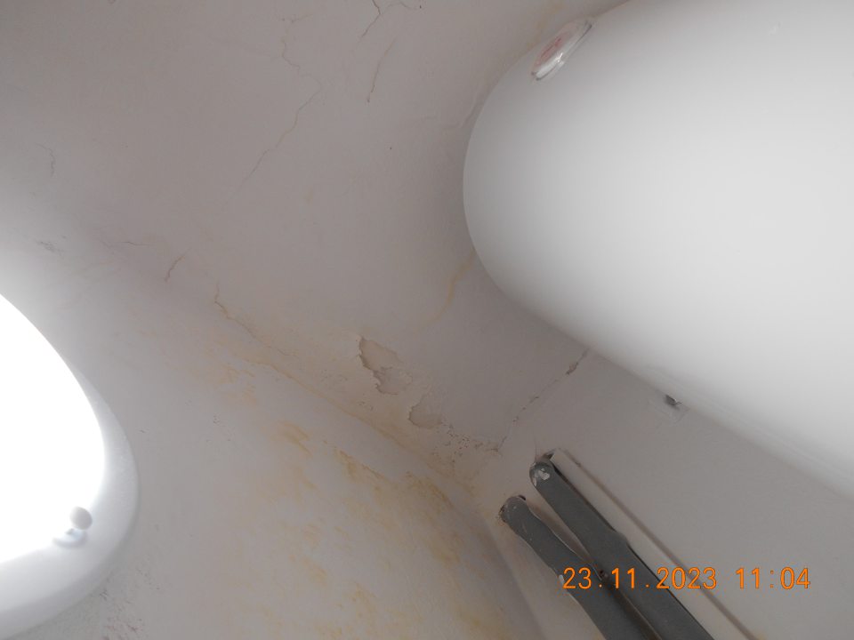 olupujúca sa omietka stropu v sklade za mäsovým kútikom
