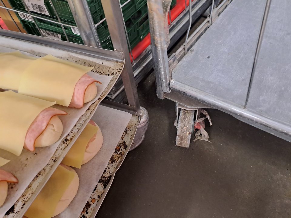 Pekárenské výrobky uložené na znečistených plechoch so zvyškami potravín s predošlého pečenia.