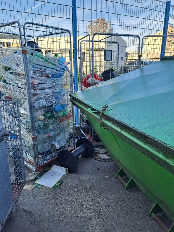 Okolie kontajnerov a zadná časť dvora neudržiavaná v čistote a poriadku (nahromadené rôzne nepoužívané predmety, časti regálov, klietky s plastovým odpadom).