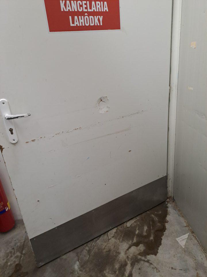 Celé zázemie a skladovacie priestory sú udržiavané na veľmi nízkej až nedostatočnej úrovni, pred vstupom do lahôdok podlaha znečistená čiernymi šmuhmi.
