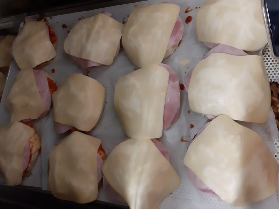 Použité nečerstvé suroviny pri výrobe žemlí, určených na dopek.