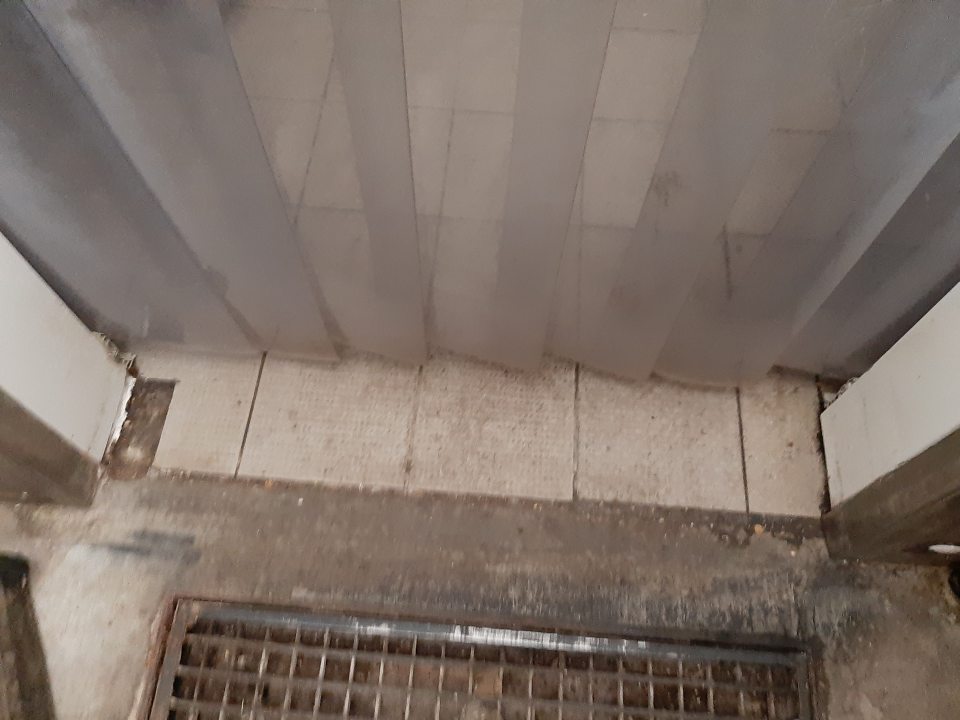 Pred vstupom do chladiaceho zariadenia mriežky znečistené zachyteným prachom.