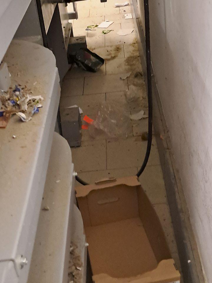 Okolie lisu aj samotný lis znečistený zbytkami kartónov a prachu.