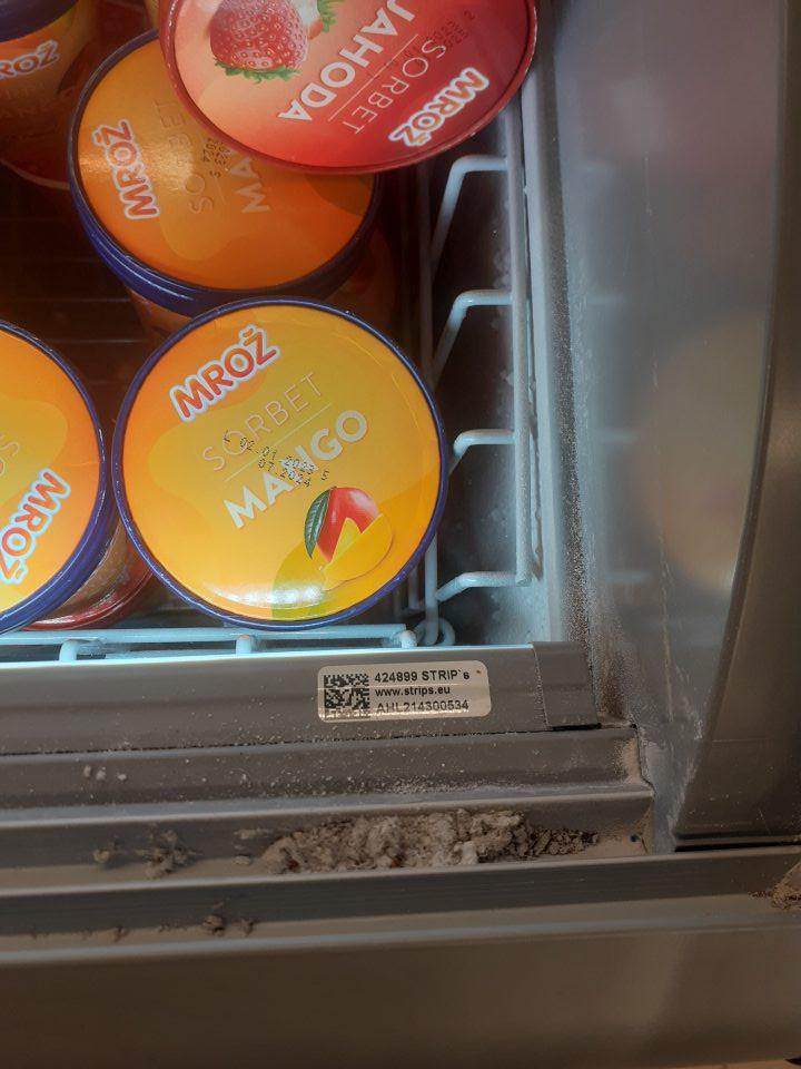 lemy mraziacích zariadení s uskladnenými mrazenými krémami na predajnej ploche znečistené prachom a zbytkami z muriva.