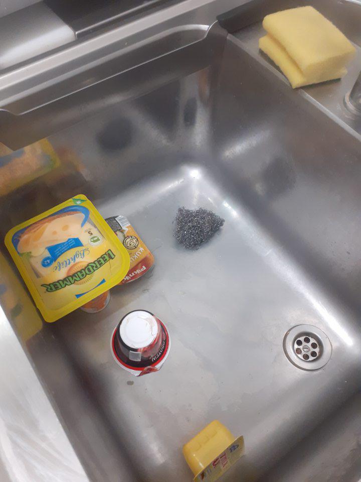 V umývadle skladovaný vyradený tovar-balený syr a iné.