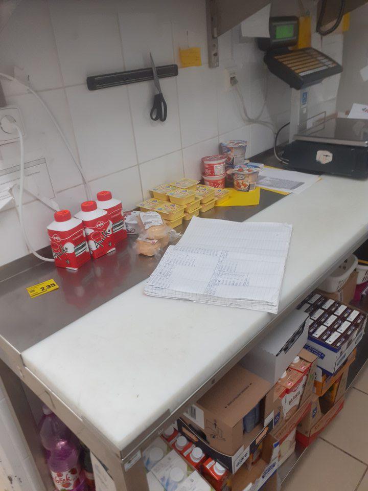 Mliečne výrobky skladované mimo chladiaceho zariadenia.