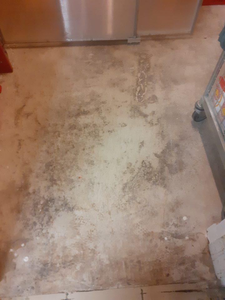 Podlaha v zázemí poškodená, necelistvá.