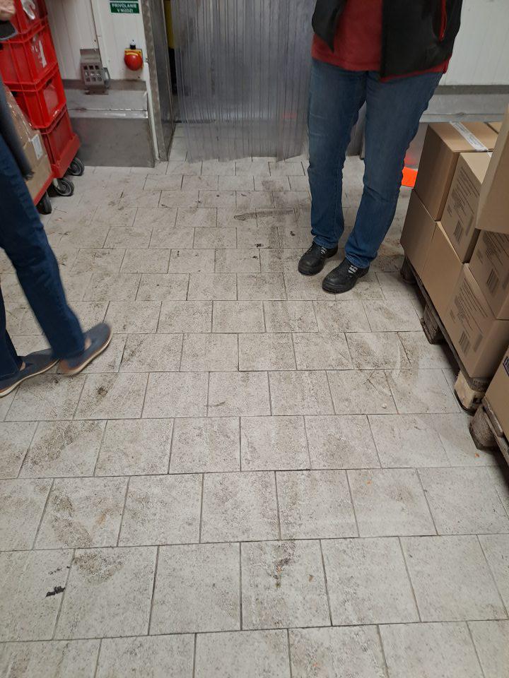 Znečistená podlaha v zázemí -nahromadené nečistoty v ťažšie dostupných miestach.