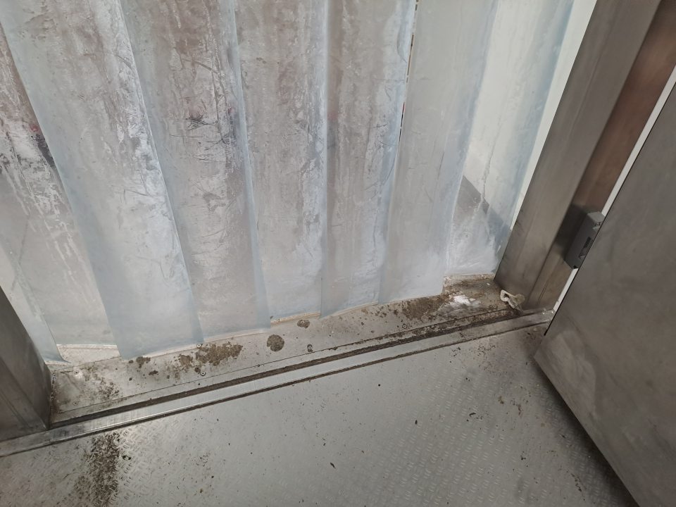 Mraziace zariadenia je na podlahe znečistené semienkami, omrvinkami, prachom.