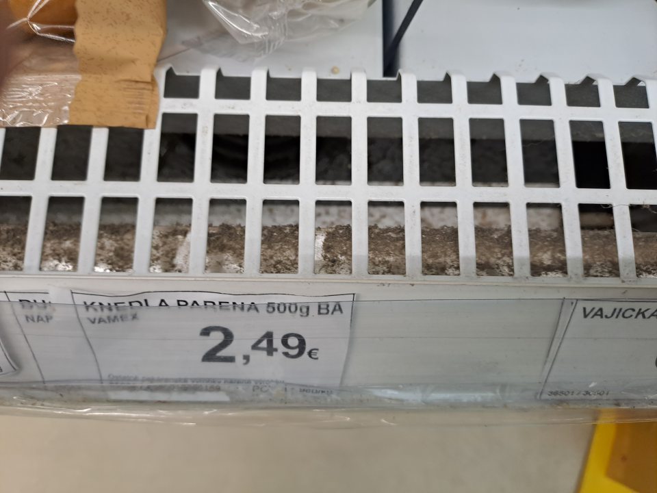 Na predajnej ploche chladiace zariadenia pod mriežkami v nadmernej miere znečistené prachom a inou nečistotou v hrubej vrstve.