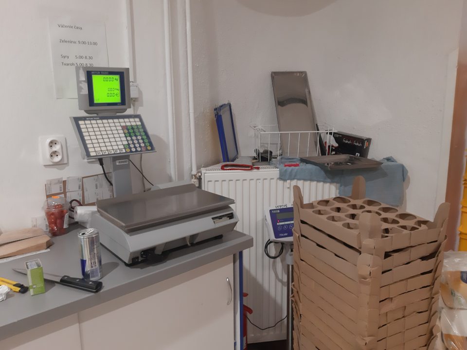 Pracovný stôl založený rôznymi vecami nesúvisiacimi s činnosťou.