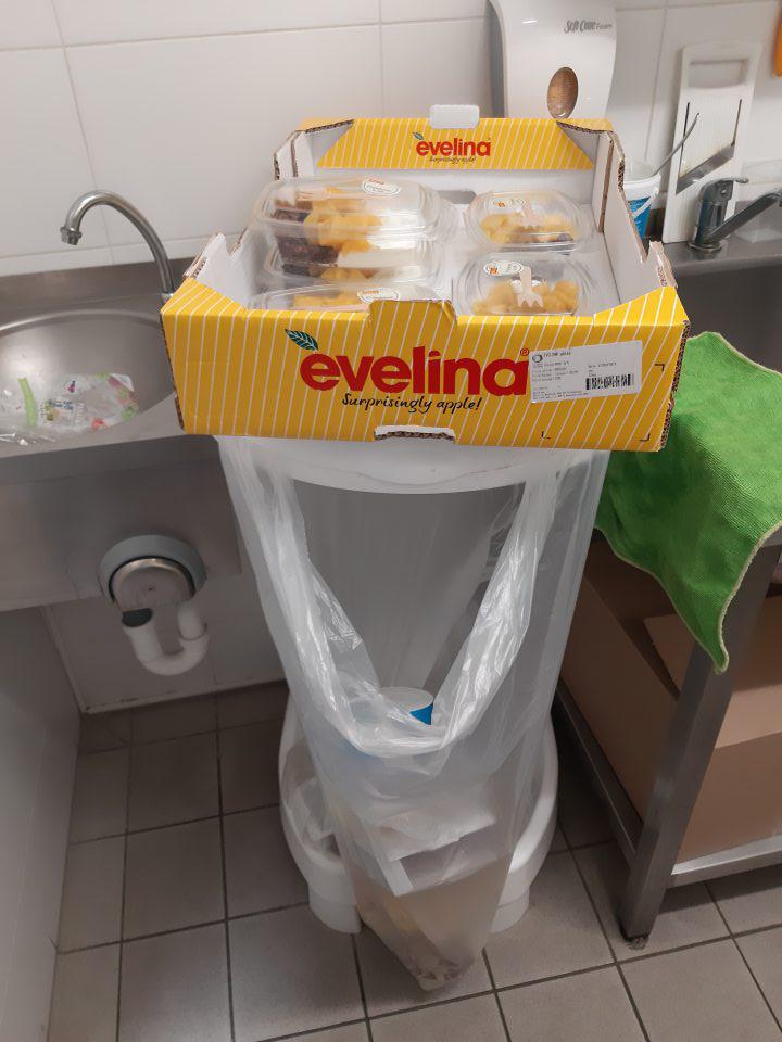 V prípravovni ovobaru boli hotové výrobky skladované v kartóne a uložené na smetnom koši.
