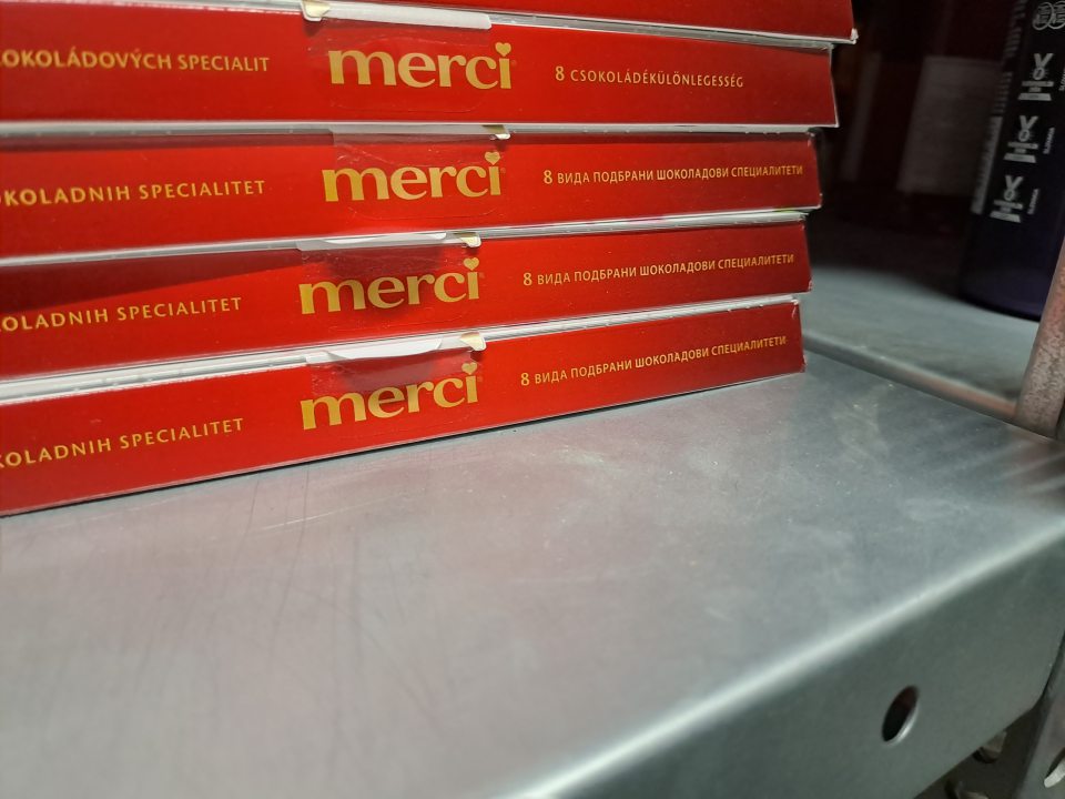 Znečistené regály a predajné zariadenia.