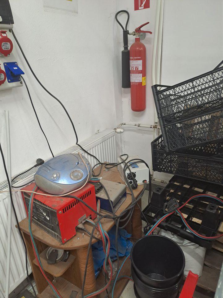 Na príjmovej rampe skladované rôzne zaprášené predmety.