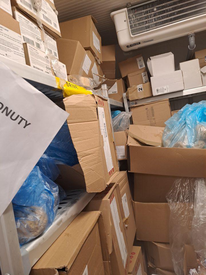  V mraziacom boxe kartónové obaly s potravinami nahádzané na seba, spodné kartónové obaly deformované.