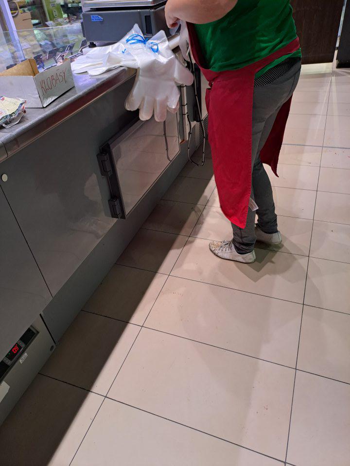 Predavačka na úseku predaja mäsa a mäsových výrobkov mala znečistenú a poškodenú obuv.