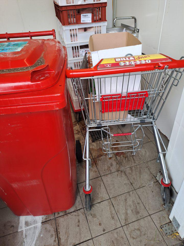 Kafilérne zariadenie znečistené vytečenou mäsovou šťavou v rozklade, prenikavý zápach, nádoby na odpad zaprášené.