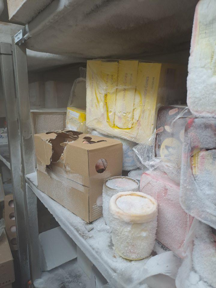 Mraziaci box v zázemí je plný tovaru, obaly potravín sú obalené silnou vrstvou ľadu takisto aj jeho vnútorné zariadenie, regály, podlahy, strop, záves, obaly sú deformované, rozmočené, tento priestor nie je vhodný skladovanie hlbokozmrazených potravín.