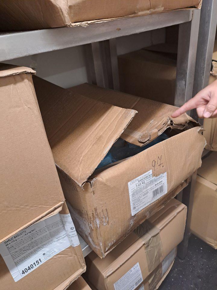 V mraziacom boxe sú obaly mrazených krémov pokryté kryštálikmi ľadu, kartóny rozmočené, stekajúcim kondenzom, deformované.