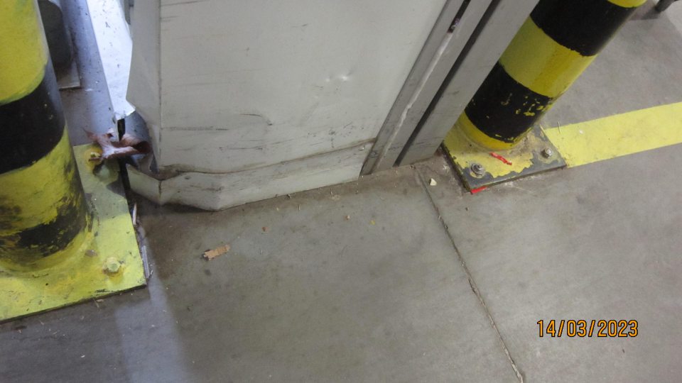 Zanesená podlaha v skladovom priestore.