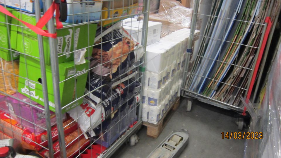 Nezabezpečené oddelené uskladnenie potravín.