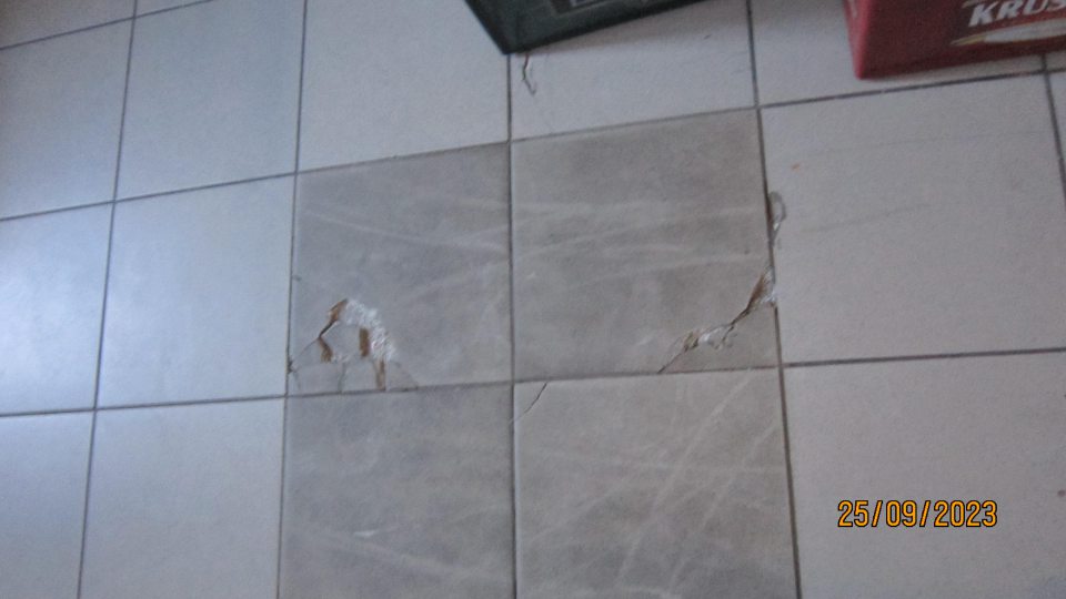 Poškodené dlaždice v suchom sklade