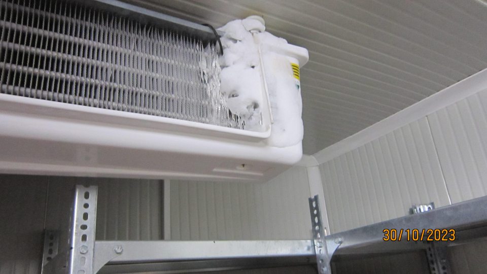 Namrznuté klimatizačné zariadenie v mraziacom boxe