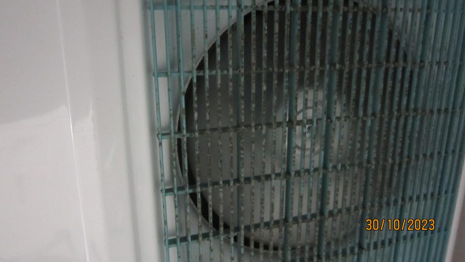 Korozívna mriežka v klimatizačnom zariadení chladiaceho boxu na mliečne výrobky