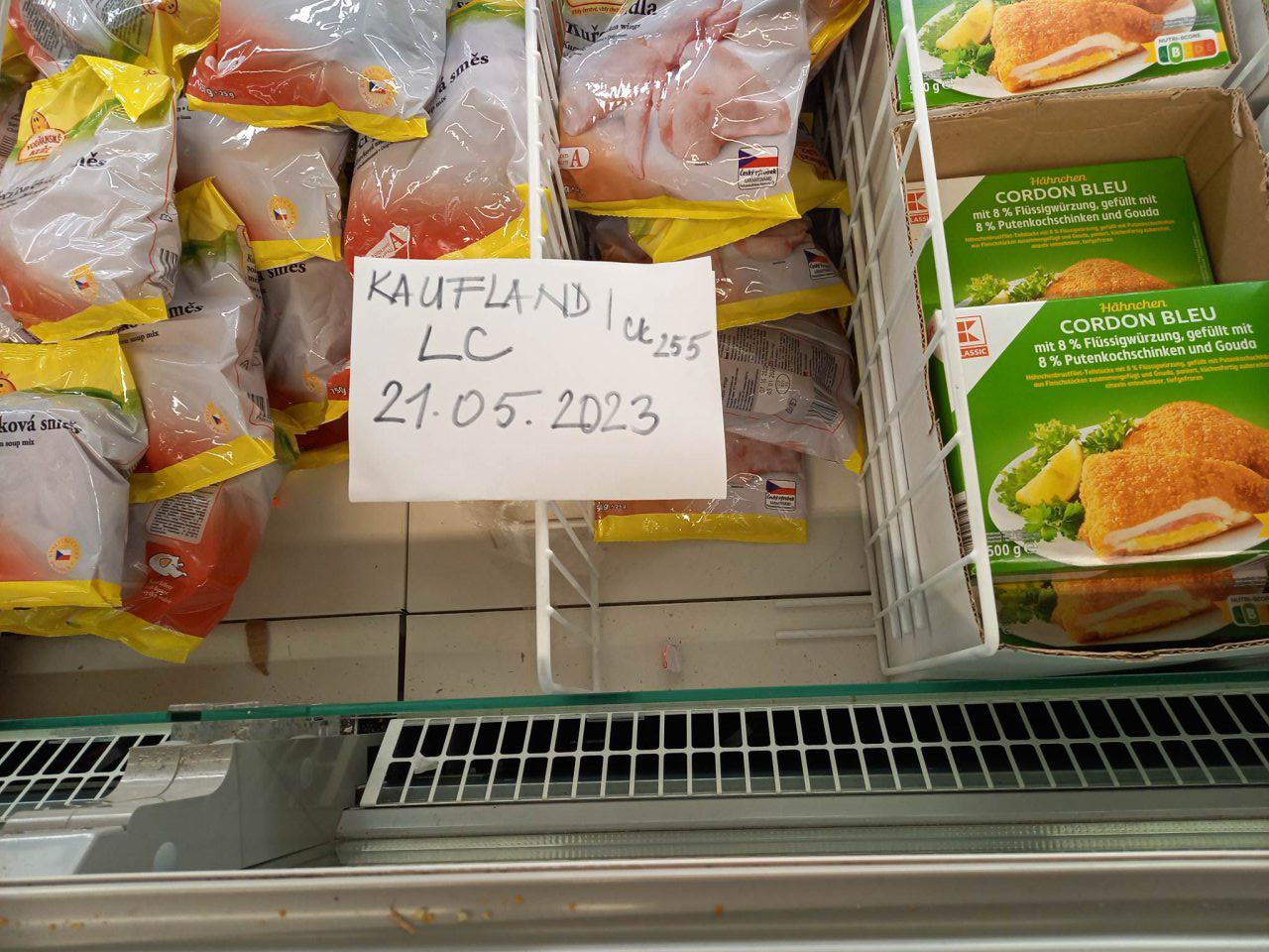 Znečistený mraziaci box s hlbokozmrazenou hydinou.