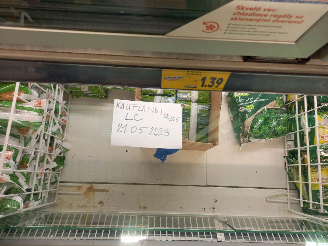 Znečistené dno mraziaceho boxu s hlbokozmrazeným ovocím.