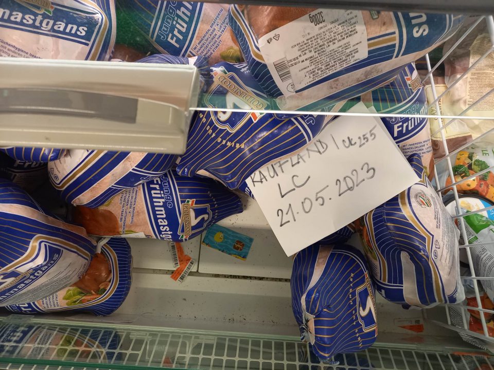 Znečistené dno mraziaceho boxu.