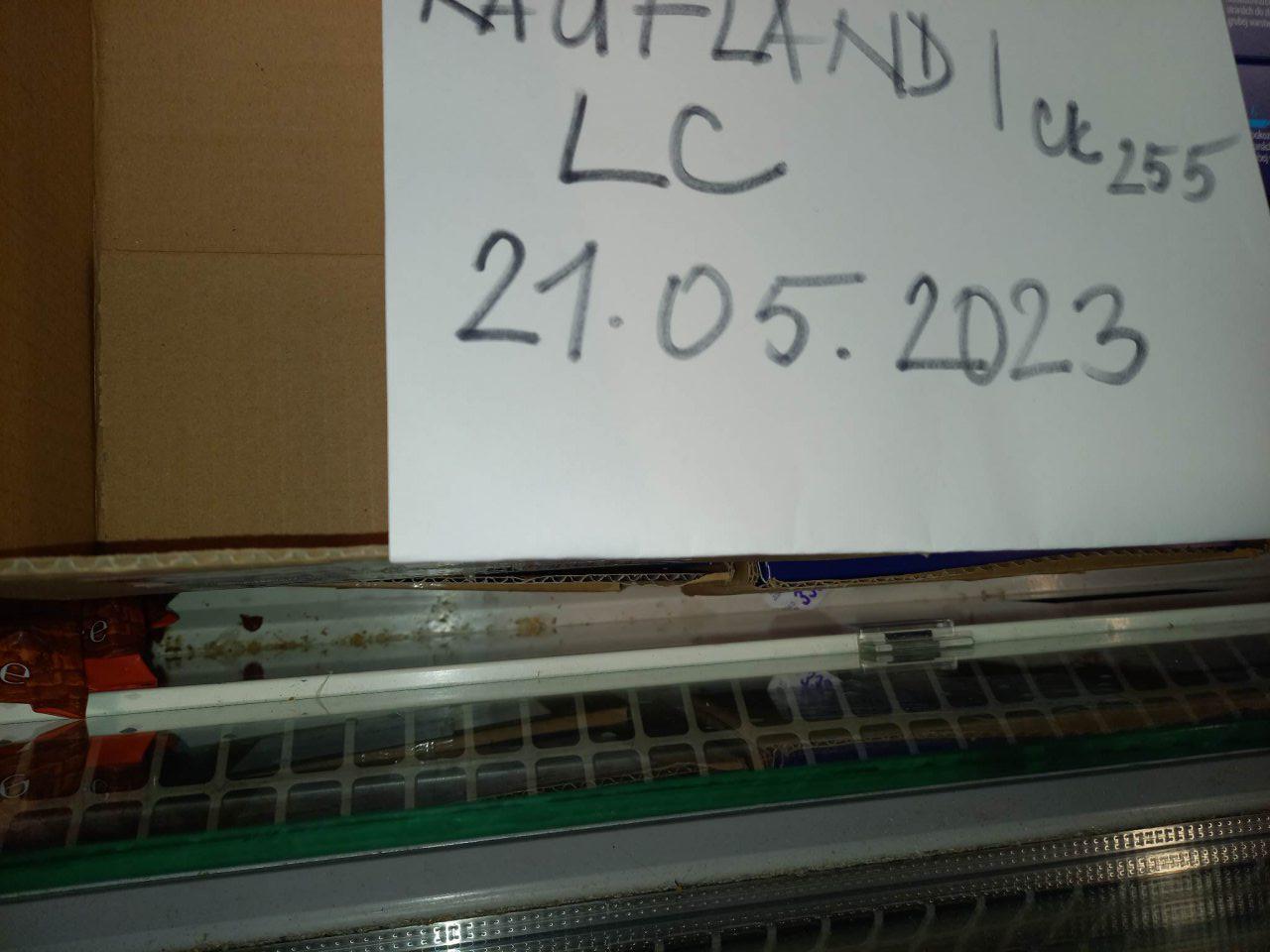 Znečistené dno mraziaceho boxu.