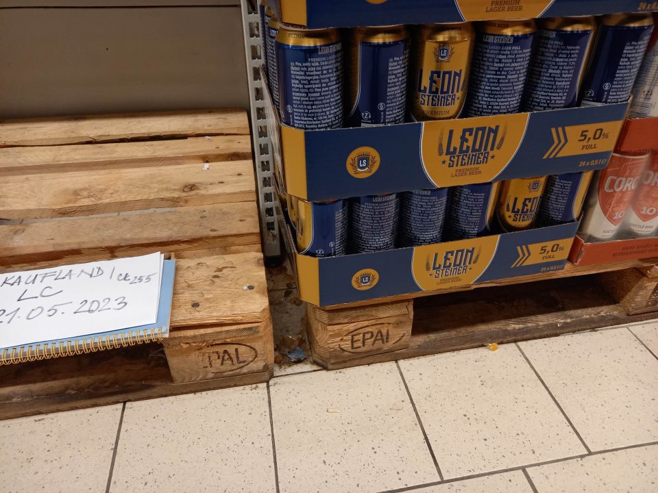 Podlaha pod paletami s naskladneným pivom znečistená.