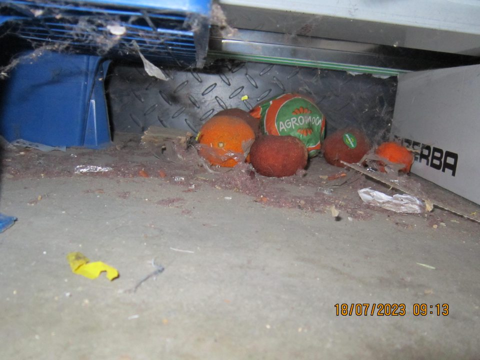 znečistená podlaha v sklade pod regálom s obalovým materiálom