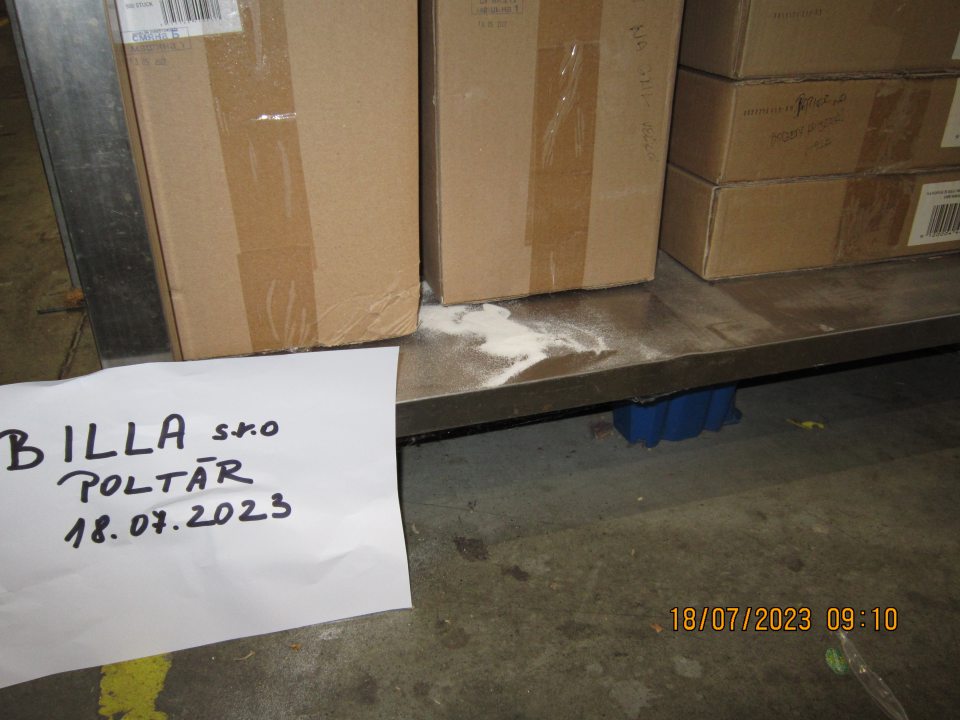 porozsýpaná múka v regáli  obalového materiálu v sklade