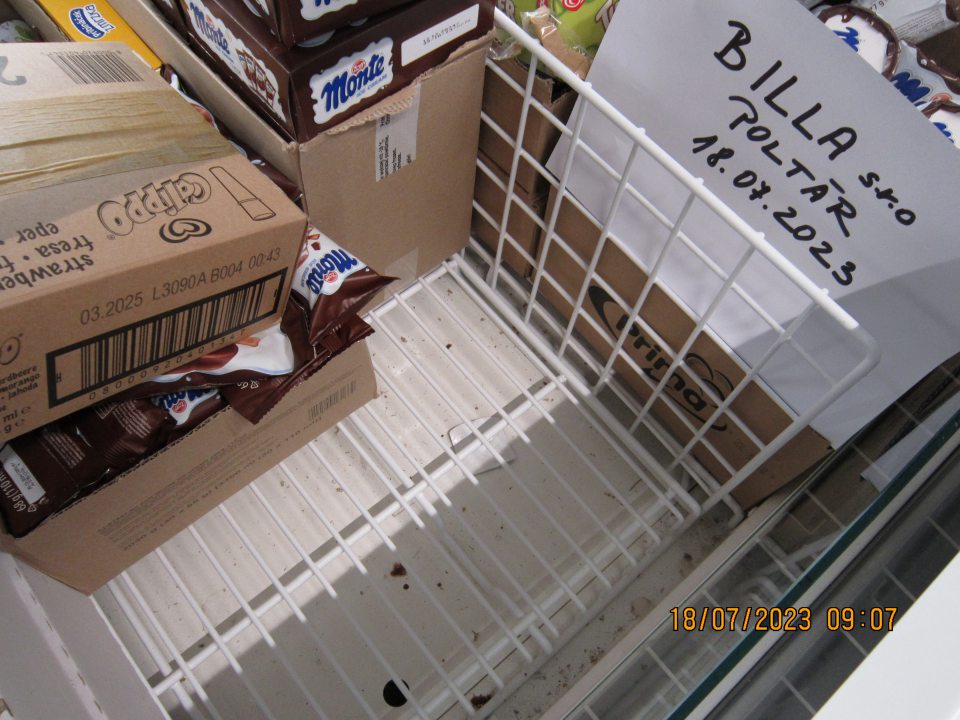 znečistený mraziaci box s mrazenými krémami a zmrzlinami