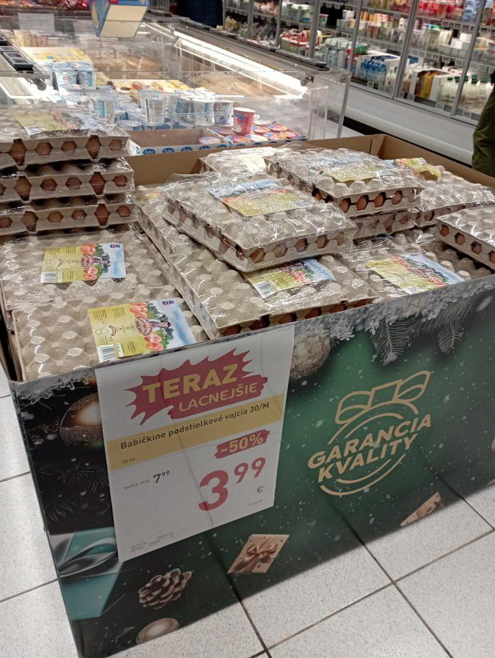 Predaj vajec v akcii, v predvianočnom období, s porastom plesní na škrupine.