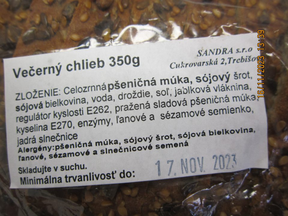 Na etikete výrobku „Večerný chlieb 350 g“ v zozname zložiek nie je oproti zvyšnej časti zoznamu  zdôraznená zložka: „pražená sladová pšeničná múka“ (alergén glutén) a sézamové semienko –alergén. Ako alergény sú nesprávne uvedené ľanové a slnečnicové semená. 