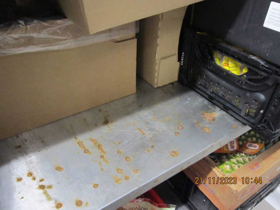 Skorodované regály, na ktorých je uchovávaná čerstvá zelenina a ovocie v chladiarenskom sklade v zázemí prevádzky.