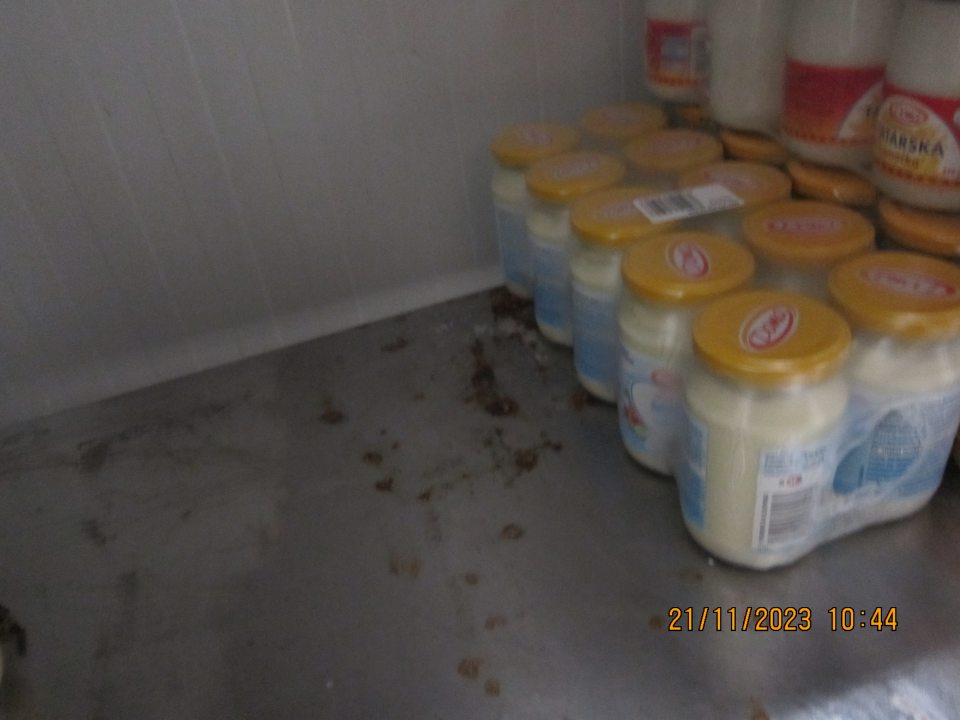 Skorodované regály, na ktorých sú uchovávané majonézy v chladiarenskom sklade v zázemí prevádzky.