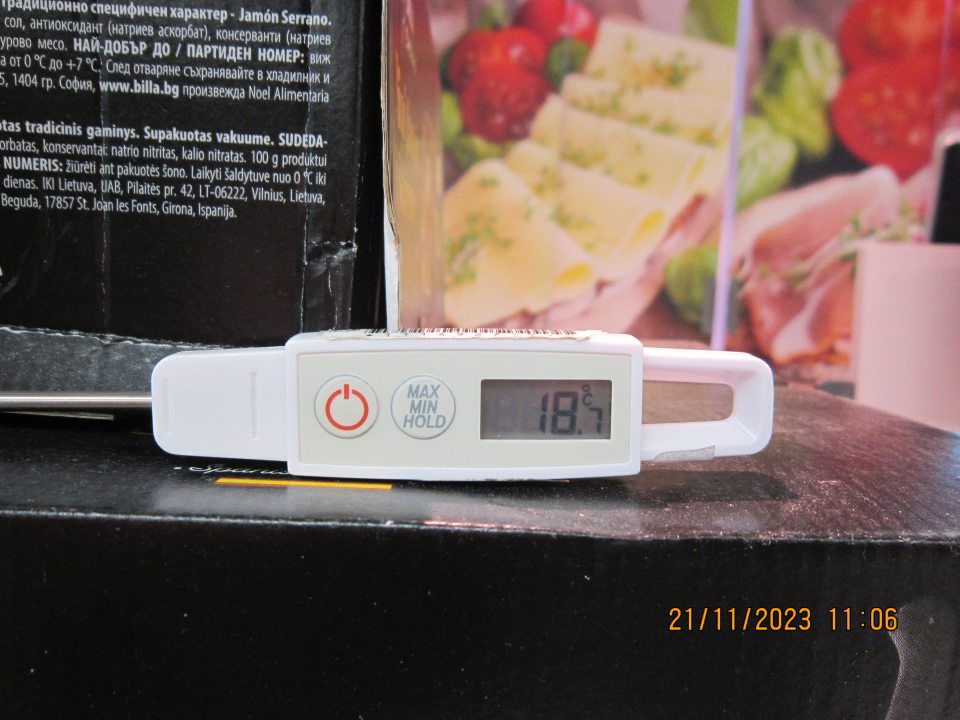 Uchovávanie mäsového výrobku- „Jamón Serrano“, zaručená tradičná špecialita, trvanlivý tepelne neopracovaný mäsový výrobok, vákuovo balený pri teplote prostredia, na obale výrobku uvedené: „Skladujte pri teplote od 0°C do +7°C. O 11.06 hod nameraná teplota: +18,7°C. 