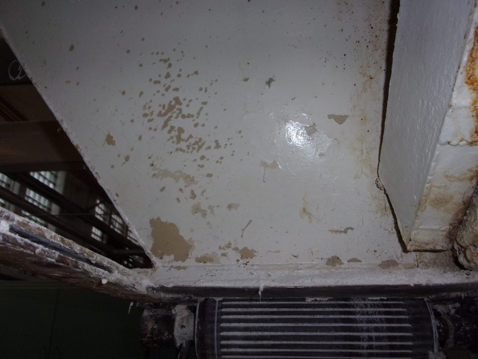 Poškodený hygienický náter koša na cesto vo výrobnej časti prevádzky.