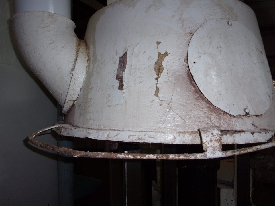 Poškodený hygienický náter šľahača na plnky vo výrobnej časti prevádzky.