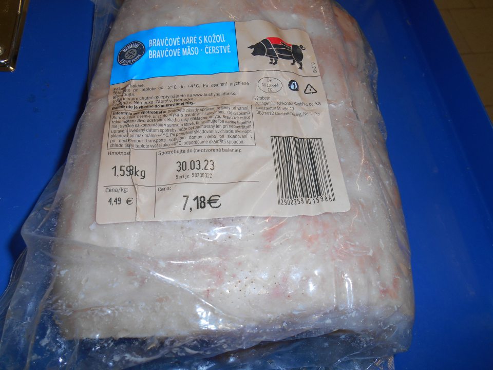 „Bravčové karé s kožou“ bravčové mäso – čerstvé, vákuovo balené - ponúkaný na predaj s poškodeným vákuovým balením. Vo vnútri spotrebiteľského balenia sa vyskytuje množstvo uvoľnenej zakalenej tekutiny, ktorá vyteká z balenia.                                                                                                                                                                        